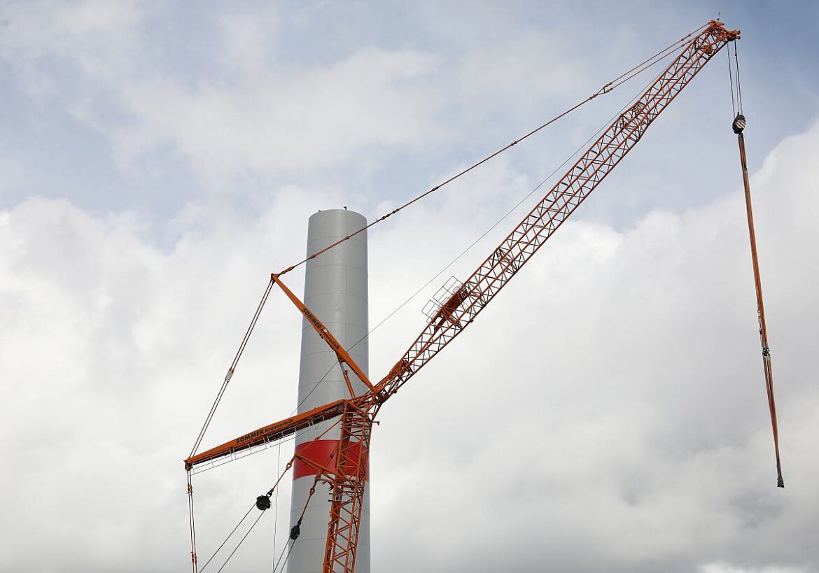 Kran beim Bau eines Windrads