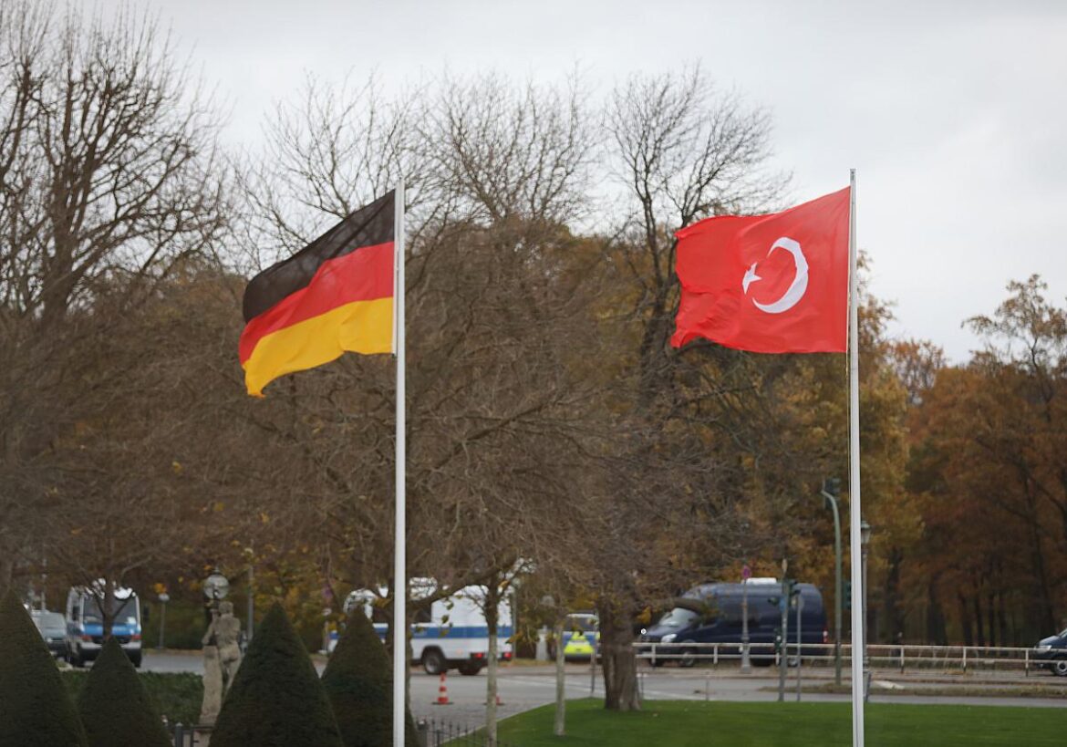 Deutsche und Türkische Flagge