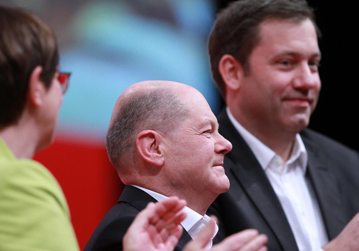 Bundeskanzler Olaf Scholz mit Lars Klingbeil und Saskia Esken (SPD)