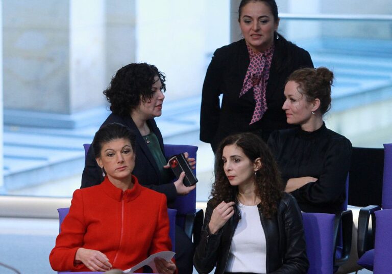 Sahra Wagenknecht und Mitgliederinnen ihrer neu gegründeten Partei "Bündnis Sahra Wagenknecht"