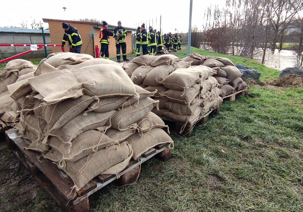 Hochwasser: Helfer mit Sandsäcken