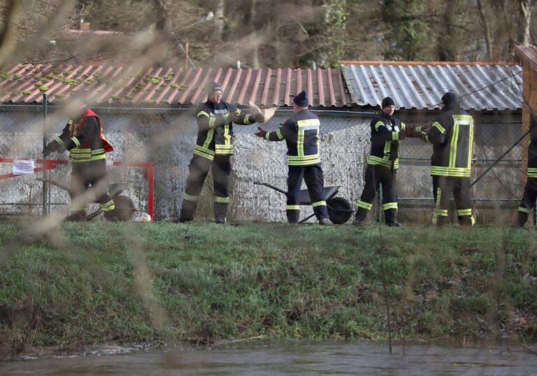 Helfer bei Hochwasser