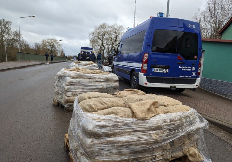 THW hilft mit Sandsäcken beim Hochwasser