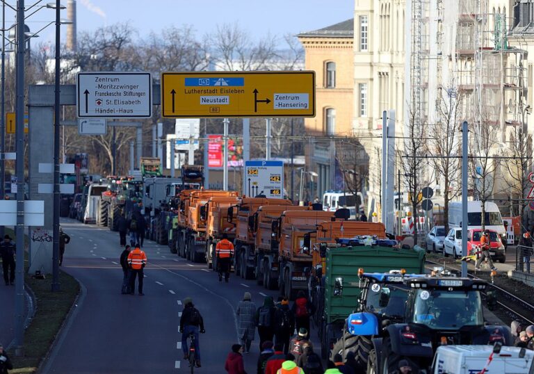 Kolonne von landwirtschaftlichen Fahrzeugen in Halle (Saale)