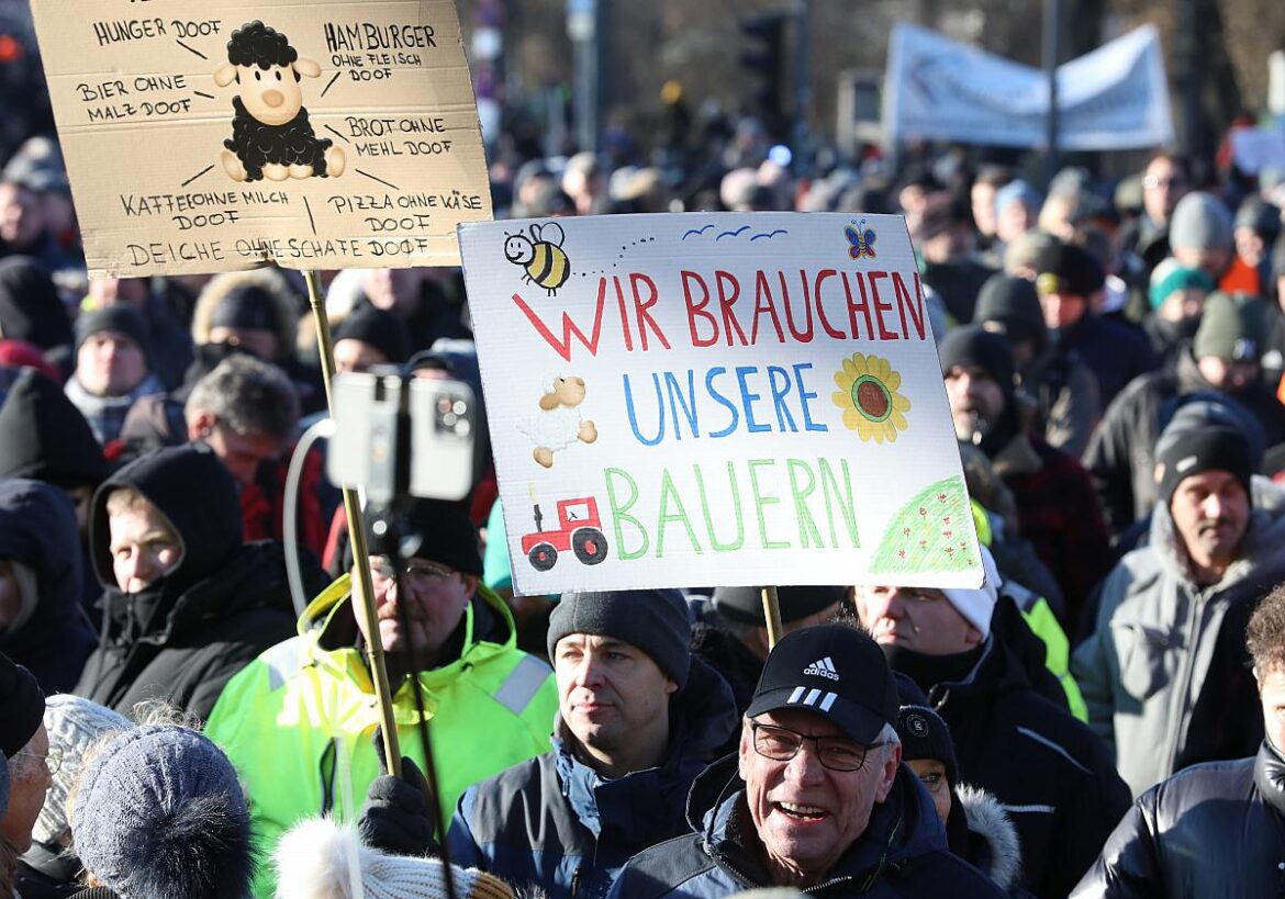 Protestschild: Wir brauchen unsere Bauern