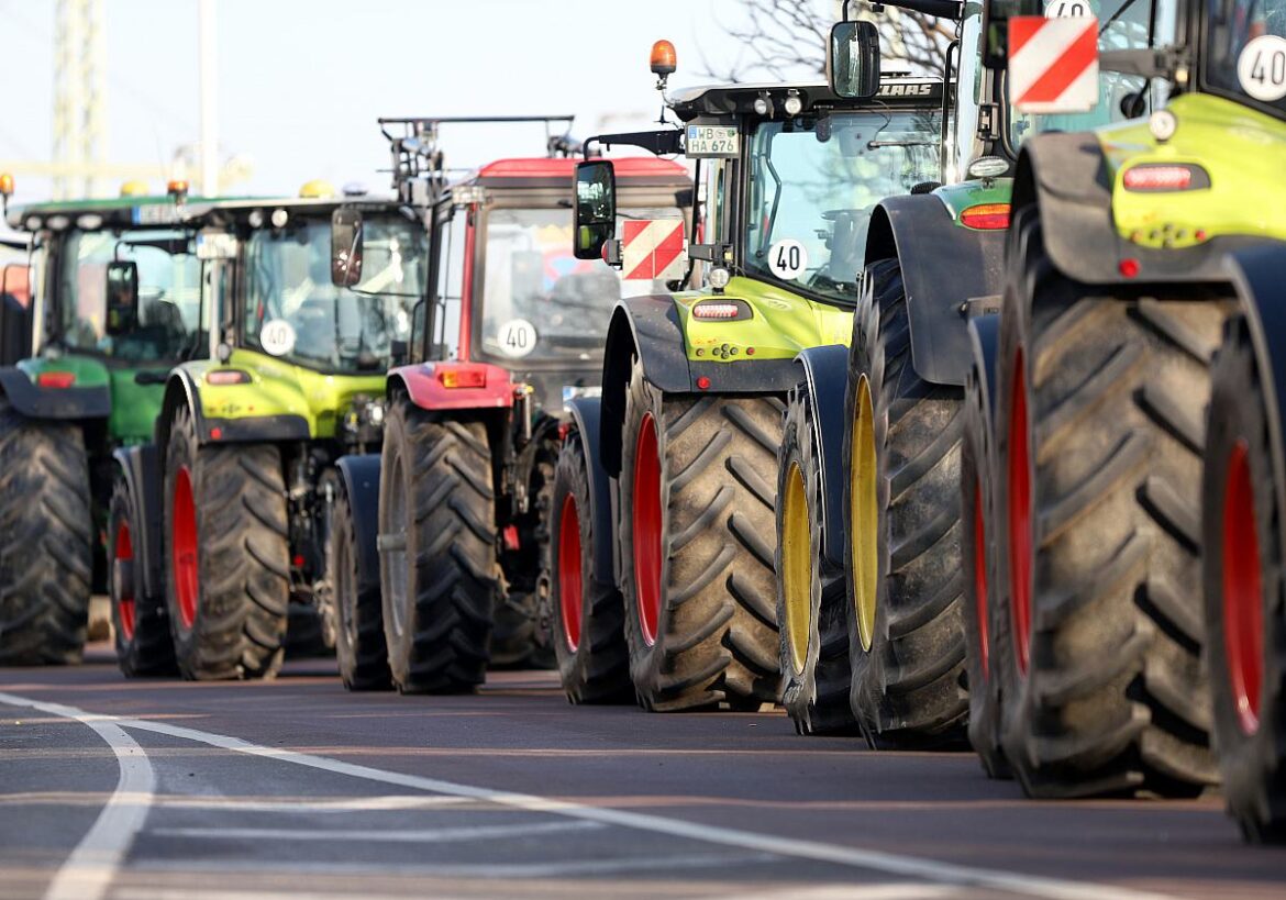 Kolonne von Traktoren