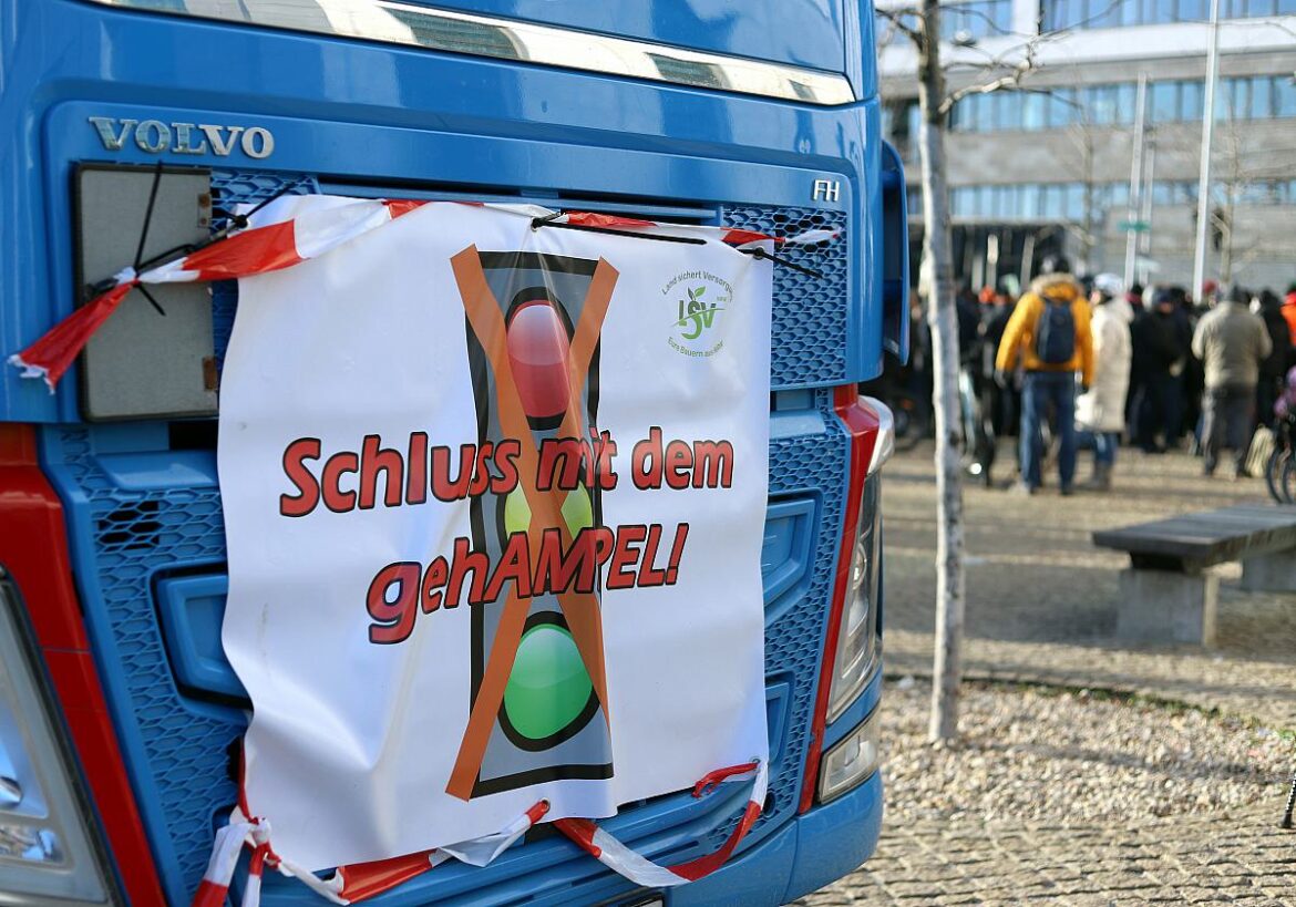 Protestschild an einem LKW