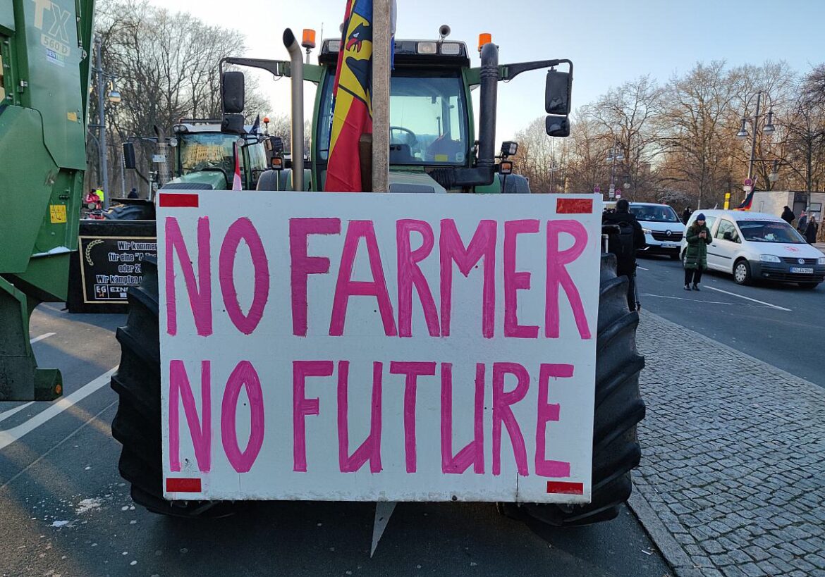 Traktor mit Protestschild: No farmer, no future