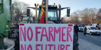 Traktor mit Protestschild: No farmer, no future