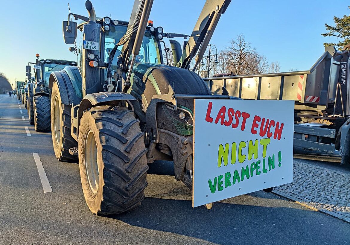 Traktor Protestschild: Lasst euch nicht verampeln!
