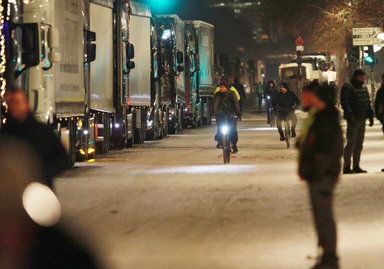 LKWs und Radfahrer