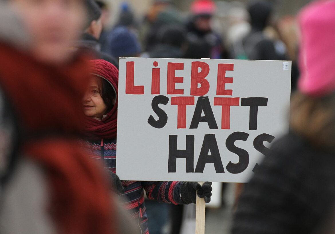 Demonstrationsschild: Liebe statt Hass