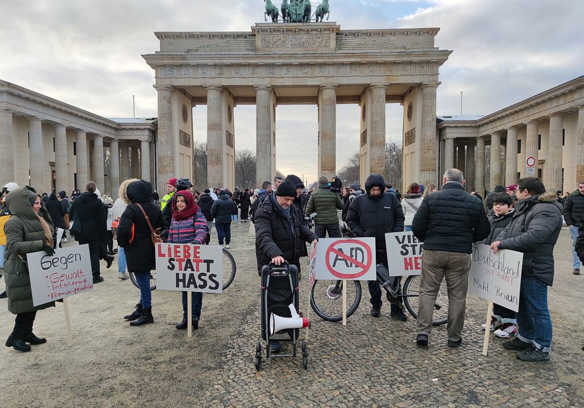 Demo gegen rechts vor dem Brandenburger Tor in Berlin