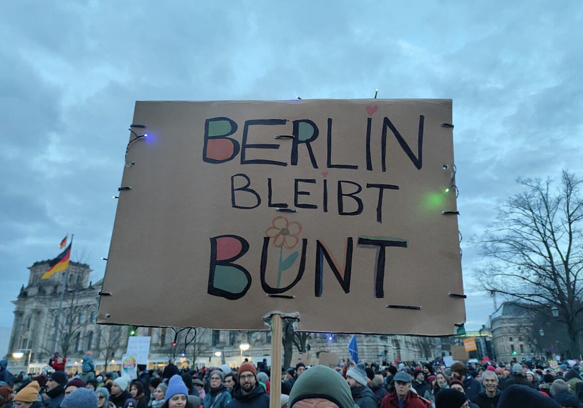 Protestschild: Berlin bleibt bunt!