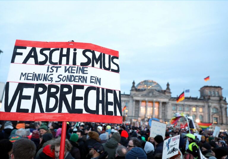 Demonstrationsschild gegen Faschismus