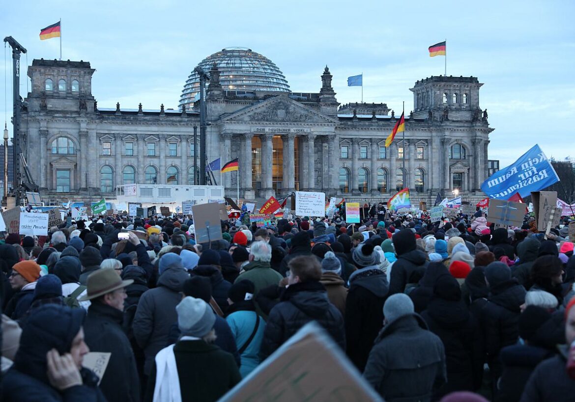 Protest gegen AfD vor dem Bundestag in Berlin
