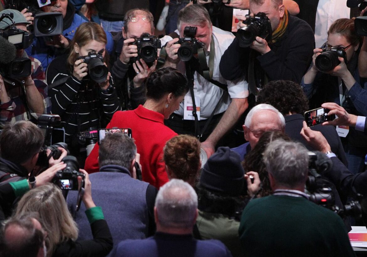 Sahra Wagenknecht wird von allen Seiten fotografiert