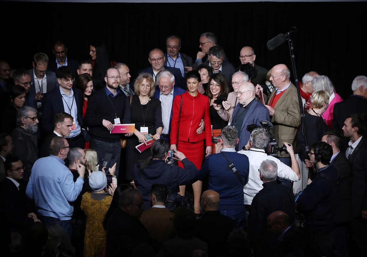 Sahra Wagenknecht umgeben von Parteimitgliedern ihrer Partei und Fotografen