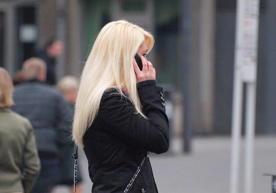 Frau telefoniert mit Mobiltelefon