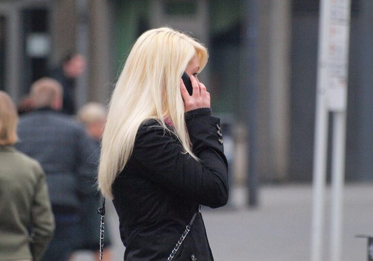 Frau telefoniert mit Mobiltelefon