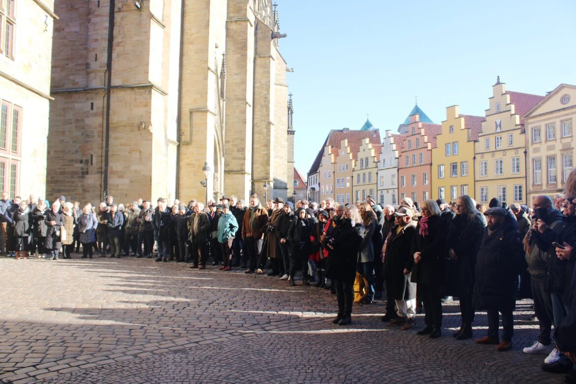 Mehrere hundert Menschen gedachten der Opfer des Nationalsozialismus in Osnabrück. / Foto: Dominik Lapp