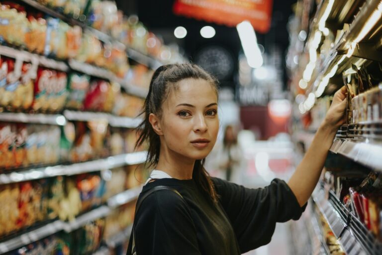 Frau beim Einkauf im Supermarkt