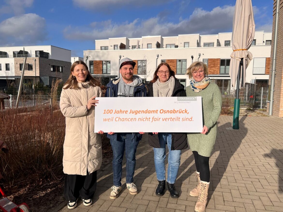 (v.l.) Sophie Bardelmeier, Projektleiterin im Fachbereich Kinder, Jugendliche und Familien, Jonas Hanenkamp, Erzieher der Kita Große Landwehr, Kerstin Schlüter, Fachbereichsleiterin Kinder, Jugendliche und Familien und Kita-Leiterin Kerstin Zirp stellen den Slogan vor.