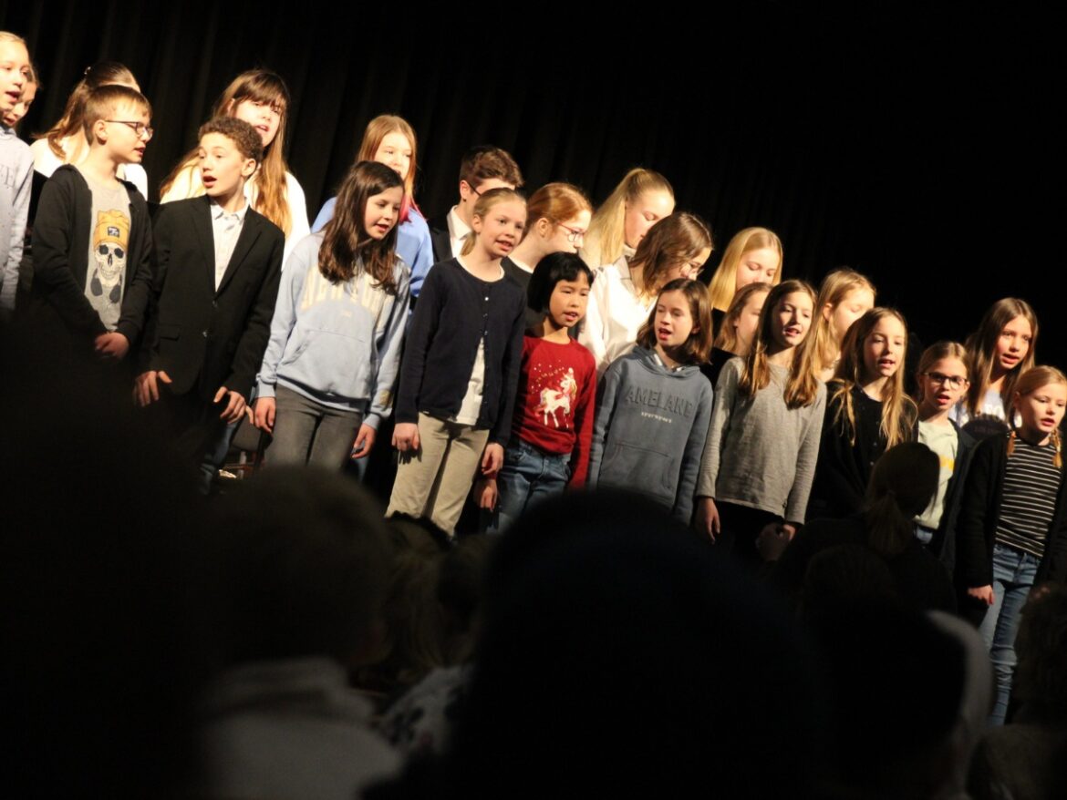 Schulchor des Gymnasiums "In der Wüste". / Foto: Dominik Lapp