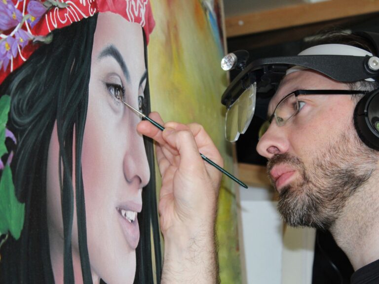 Mit Präzision arbeitet Jérémy Piquet in seinem Atelier an seinen fantasievollen Gemälden.