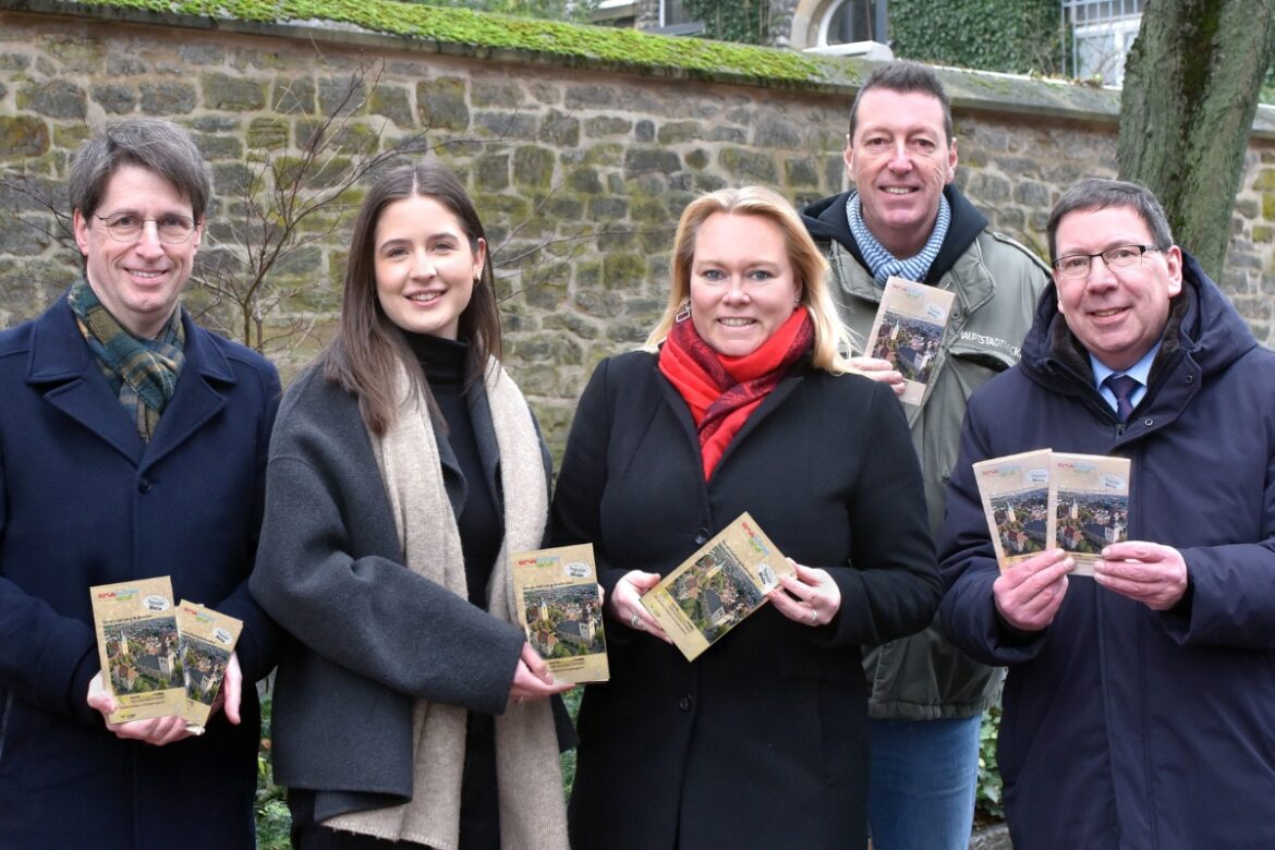 Melle im Mittelpunkt: Der renommierte Kulturhistorische Führer legt in diesem Jahr seinen Schwerpunkt auf die vielen Facetten der Stadt im Grönegau. Michael Gilsau (OsnaPlan-Verlag, von links), Maren Willenborg (Kultur- und Tourismusbüro der Stadt Melle), Bürgermeisterin Jutta Dettmann, Burkhard Riepenhoff (Landkreis Osnabrück) und Melles Mediensprecher Jürgen Krämer präsentieren den neuen Veranstaltungskalender am Meller Rathaus. Foto: Gabriele Niehaus/Stadt Melle