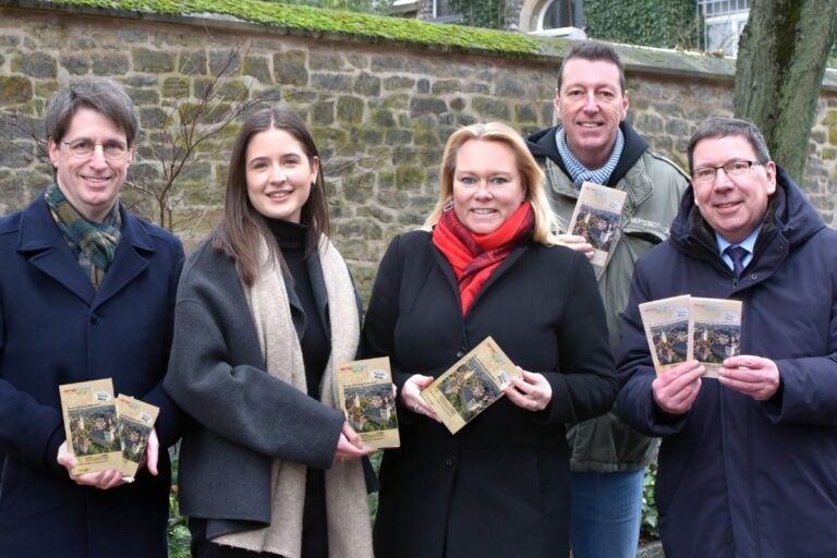 Melle im Mittelpunkt: Der renommierte Kulturhistorische Führer legt in diesem Jahr seinen Schwerpunkt auf die vielen Facetten der Stadt im Grönegau. Michael Gilsau (OsnaPlan-Verlag, von links), Maren Willenborg (Kultur- und Tourismusbüro der Stadt Melle), Bürgermeisterin Jutta Dettmann, Burkhard Riepenhoff (Landkreis Osnabrück) und Melles Mediensprecher Jürgen Krämer präsentieren den neuen Veranstaltungskalender am Meller Rathaus. Foto: Gabriele Niehaus/Stadt Melle