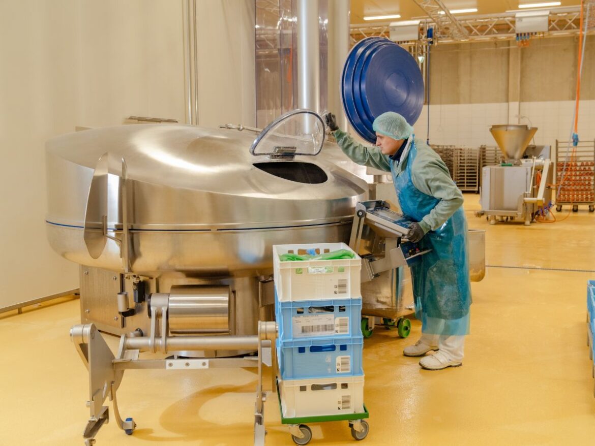 Veganer Schinken Spicker wird hergestellt. / Foto: Rügenwalder