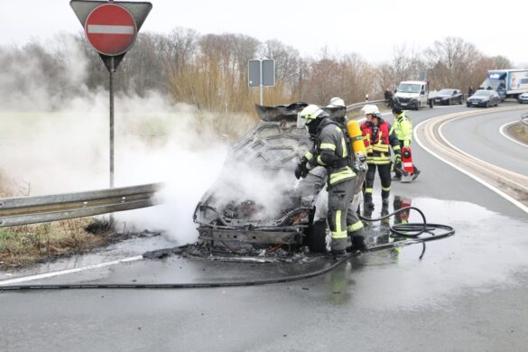 Brandgeruch auf der Autobahn 30, PKW geht in Ausfahrt bei Melle in Flammen auf