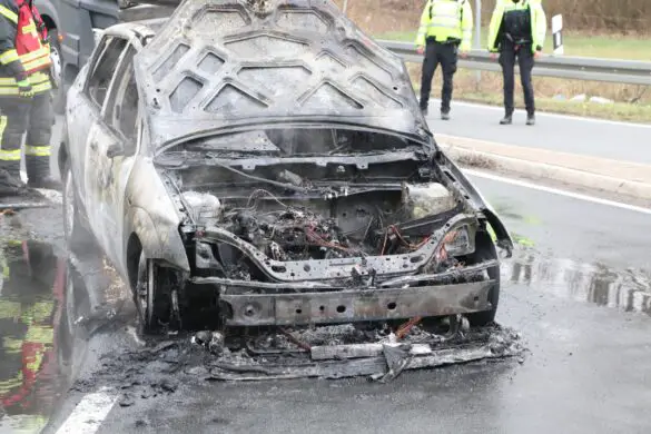 Brandgeruch auf der Autobahn 30, PKW geht in Ausfahrt bei Melle in Flammen auf