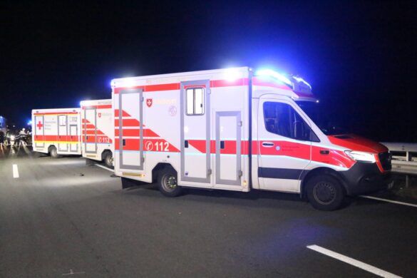 Vier Leichtverletzte nach Kollision von drei PKW auf Autobahn A1