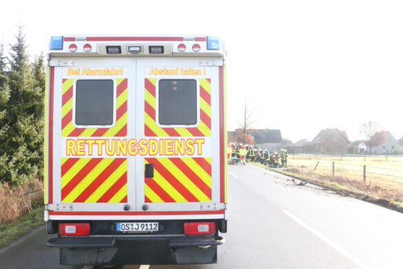PKW kommt von Straße ab und fährt in Graben. Rettungskräfte in Bissendorf im Einsatz