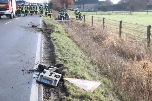 PKW kommt von Straße ab und fährt in Graben. Rettungskräfte in Bissendorf im Einsatz