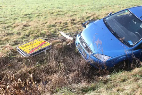 PKW kommt von Straße ab und fährt in Graben. Rettungskräfte in Bissendorf im Einsatz