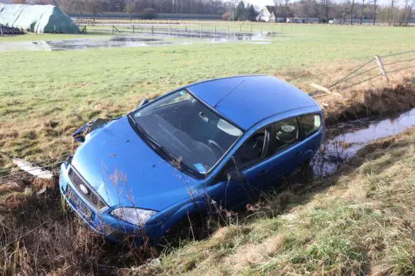 PKW kommt von Straße ab und fährt in Graben. Rettungskräfte in Bissendorf im Einsatz