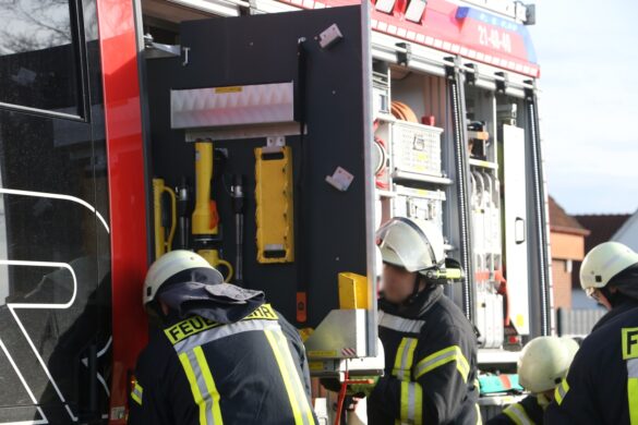 PKW kommt von Straße ab und fährt in Graben. Rettungskräfte in Bissendorf im Einsatz
