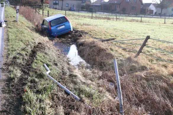 PKW kommt von Straße ab und fährt in Graben. Rettungskräfte in Bissendorf im Einsatz