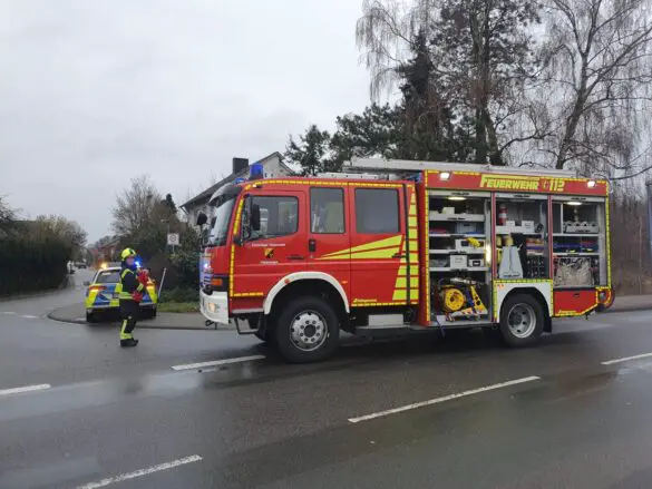 Auto prallt gegen Gartenmauer in Hasbergen