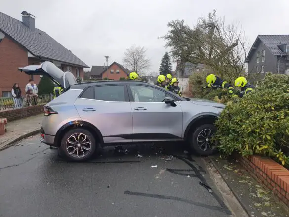 Auto prallt gegen Gartenmauer in Hasbergen