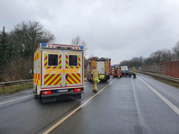 PKW gerät in Gegenverkehr, schwerer Unfall mit drei Fahrzeugen in Osnabrück-Atter. / Foto: Heiko Westermann PKW gerät in Gegenverkehr, schwerer Unfall mit drei Fahrzeugen in Osnabrück-Atter