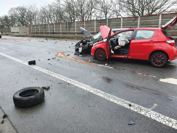 PKW gerät in Gegenverkehr, schwerer Unfall mit drei Fahrzeugen in Osnabrück-Atter. / Foto: Heiko Westermann PKW gerät in Gegenverkehr, schwerer Unfall mit drei Fahrzeugen in Osnabrück-Atter