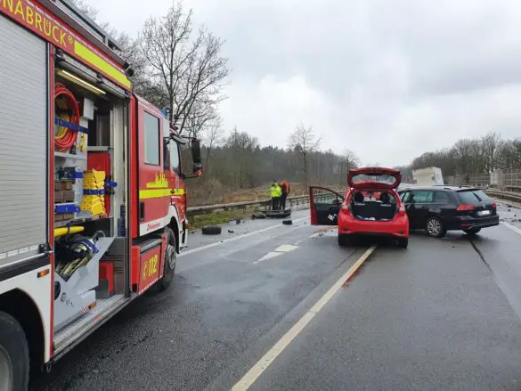 PKW gerät in Gegenverkehr, schwerer Unfall mit drei Fahrzeugen in Osnabrück-Atter. / Foto: Heiko Westermann PKW gerät in Gegenverkehr, schwerer Unfall mit drei Fahrzeugen in Osnabrück-Atter