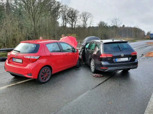 PKW gerät in Gegenverkehr, schwerer Unfall mit drei Fahrzeugen in Osnabrück-Atter. / Foto: Heiko Westermann PKW gerät in Gegenverkehr, schwerer Unfall mit drei Fahrzeugen in Osnabrück-Atter