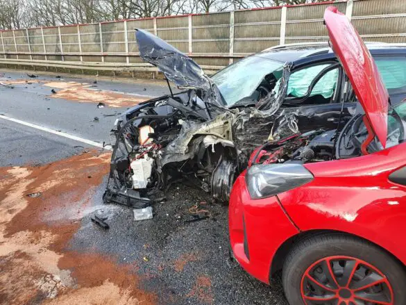 PKW gerät in Gegenverkehr, schwerer Unfall mit drei Fahrzeugen in Osnabrück-Atter. / Foto: Heiko Westermann PKW gerät in Gegenverkehr, schwerer Unfall mit drei Fahrzeugen in Osnabrück-Atter