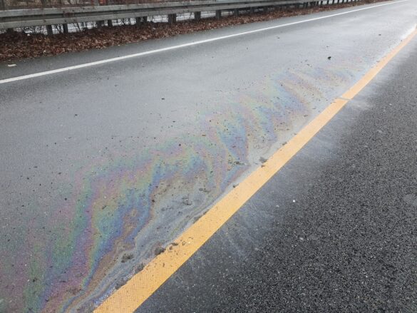 Verkehr stundenlang beieinträchtigt: Kilometerlange Ölspur auf A30 nach Unfall