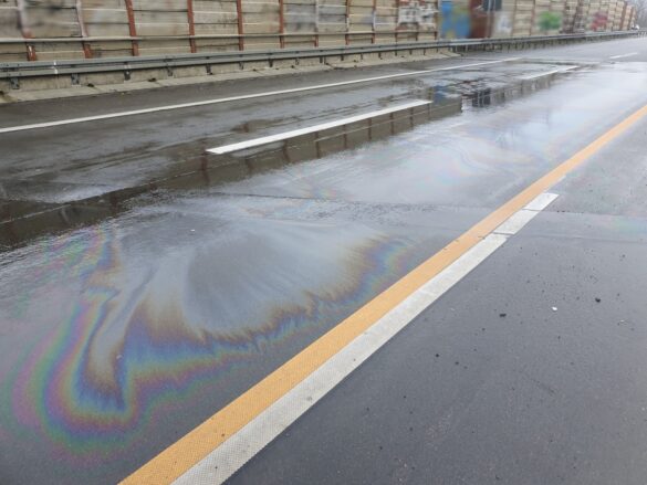 Verkehr stundenlang beieinträchtigt: Kilometerlange Ölspur auf A30 nach Unfall